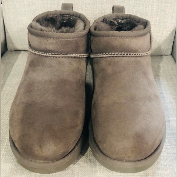 UGG Women’s Mini Boots - Picture 3 of 4